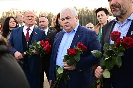 Г.А. Зюганов посетил Мемориальный комплекс Хатынь и Храм-памятник в честь всех святых и в память о жертвах, спасению отечества нашего послуживших