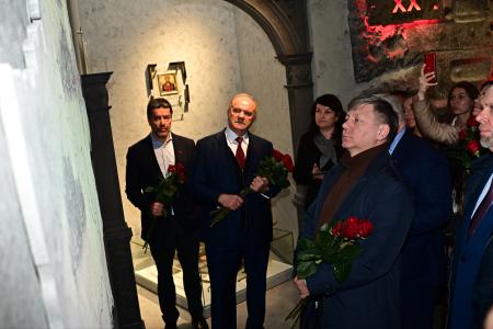 Г.А. Зюганов посетил Мемориальный комплекс Хатынь и Храм-памятник в честь всех святых и в память о жертвах, спасению отечества нашего послуживших