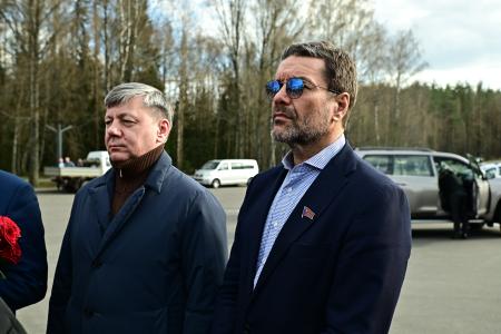 Г.А. Зюганов посетил Мемориальный комплекс Хатынь и Храм-памятник в честь всех святых и в память о жертвах, спасению отечества нашего послуживших