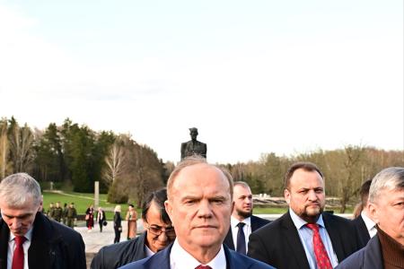 Г.А. Зюганов посетил Мемориальный комплекс Хатынь и Храм-памятник в честь всех святых и в память о жертвах, спасению отечества нашего послуживших