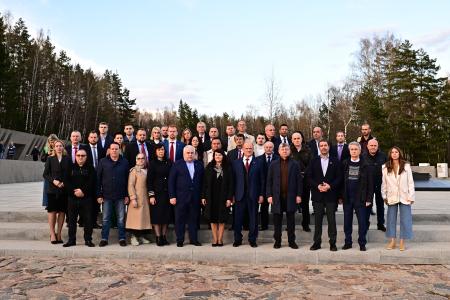 Г.А. Зюганов посетил Мемориальный комплекс Хатынь и Храм-памятник в честь всех святых и в память о жертвах, спасению отечества нашего послуживших