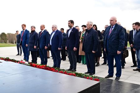 Г.А. Зюганов посетил Мемориальный комплекс Хатынь и Храм-памятник в честь всех святых и в память о жертвах, спасению отечества нашего послуживших