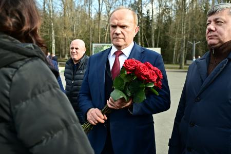 Г.А. Зюганов посетил Мемориальный комплекс Хатынь и Храм-памятник в честь всех святых и в память о жертвах, спасению отечества нашего послуживших