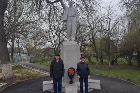 В Саратове возложили цветы к памятнику В.И. Ленину
