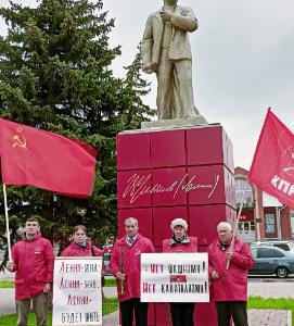 В Саратове возложили цветы к памятнику В.И. Ленину