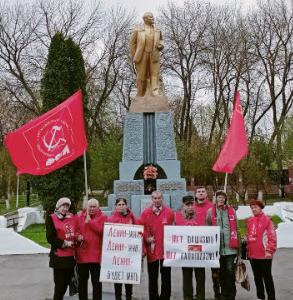 В Саратове возложили цветы к памятнику В.И. Ленину