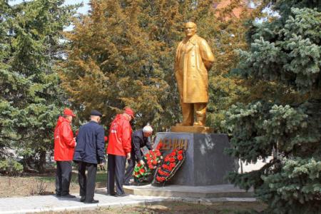 В Саратове возложили цветы к памятнику В.И. Ленину
