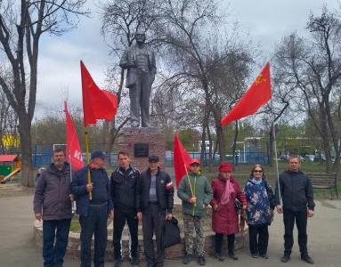 В Саратове возложили цветы к памятнику В.И. Ленину