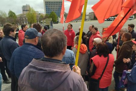 В Саратове возложили цветы к памятнику В.И. Ленину