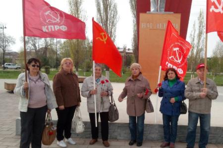 В Саратове возложили цветы к памятнику В.И. Ленину