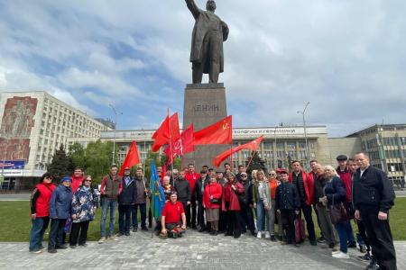 В Саратове возложили цветы к памятнику В.И. Ленину