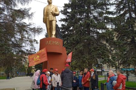 В Саратове возложили цветы к памятнику В.И. Ленину