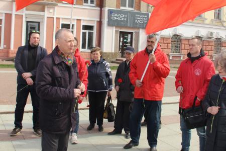 Брянские коммунисты отметили 62-летие первого полета человека в Космос