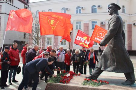 Брянские коммунисты отметили 62-летие первого полета человека в Космос
