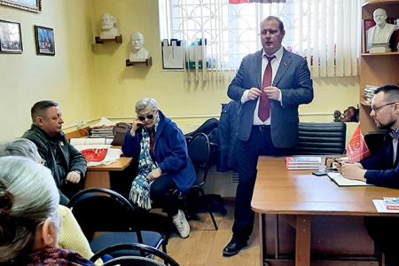 Лидер ивановских коммунистов Александр Бойков провёл рабочий день в Кинешме