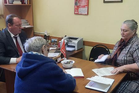 Лидер ивановских коммунистов Александр Бойков провёл рабочий день в Кинешме
