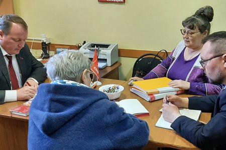 Лидер ивановских коммунистов Александр Бойков провёл рабочий день в Кинешме