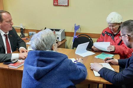 Лидер ивановских коммунистов Александр Бойков провёл рабочий день в Кинешме
