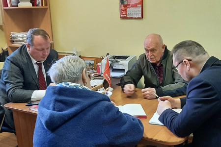 Лидер ивановских коммунистов Александр Бойков провёл рабочий день в Кинешме