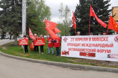 В Карачаево-Черкесии коммунисты и комсомольцы в День рождения Ильича организовали массовый антифашистский пикет, краснознаменные автопробеги, возложения венков и цветов к памятникам В.И. Ленину