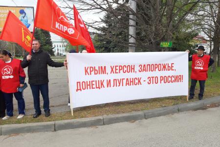 В Карачаево-Черкесии коммунисты и комсомольцы в День рождения Ильича организовали массовый антифашистский пикет, краснознаменные автопробеги, возложения венков и цветов к памятникам В.И. Ленину