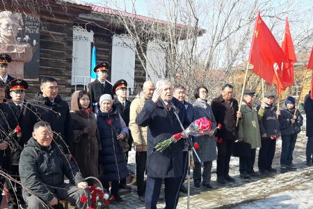 Лидер якутских коммунистов Виктор Губарев поздравил земляков с Днем государственности Республики Саха (Якутия)