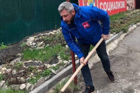 Пензенские коммунисты провели субботники у памятников В.И. Ленину и И.В. Сталину