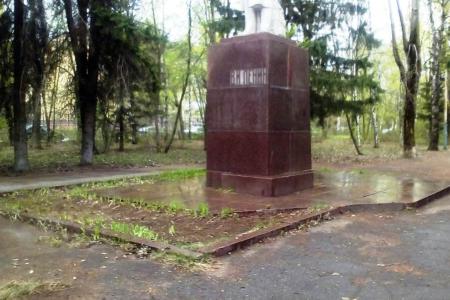 Пензенские коммунисты провели субботники у памятников В.И. Ленину и И.В. Сталину