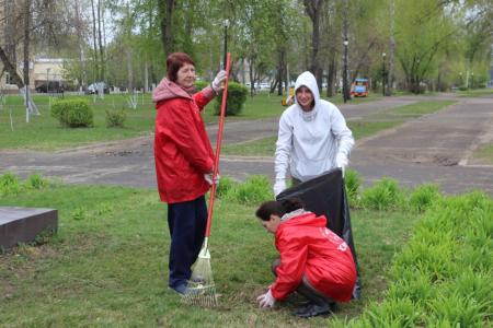 Пензенские коммунисты провели субботники у памятников В.И. Ленину и И.В. Сталину