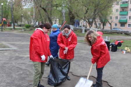 Пензенские коммунисты провели субботники у памятников В.И. Ленину и И.В. Сталину