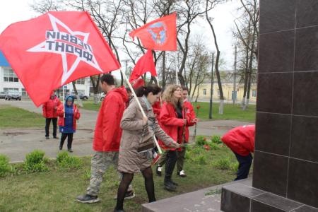 Пензенские коммунисты провели субботники у памятников В.И. Ленину и И.В. Сталину
