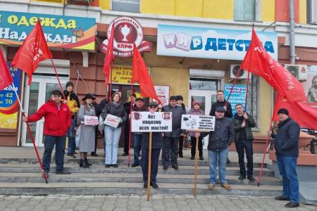 Амурская область. Благовещенские коммунисты поддержали Международный антифашистский форум красным шествием по улицам областного центра
