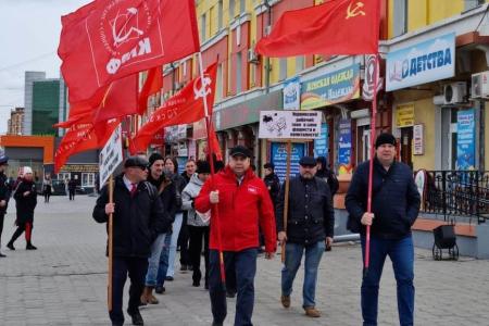 Амурская область. Благовещенские коммунисты поддержали Международный антифашистский форум красным шествием по улицам областного центра