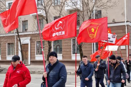 Амурская область. Благовещенские коммунисты поддержали Международный антифашистский форум красным шествием по улицам областного центра