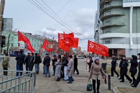 Амурская область. Благовещенские коммунисты поддержали Международный антифашистский форум красным шествием по улицам областного центра