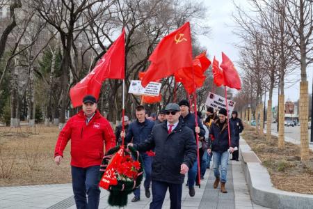 Амурская область. Благовещенские коммунисты поддержали Международный антифашистский форум красным шествием по улицам областного центра