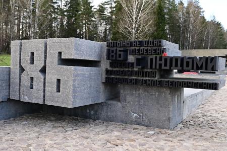 Г.А. Зюганов посетил Мемориальный комплекс Хатынь и Храм-памятник в честь всех святых и в память о жертвах, спасению отечества нашего послуживших
