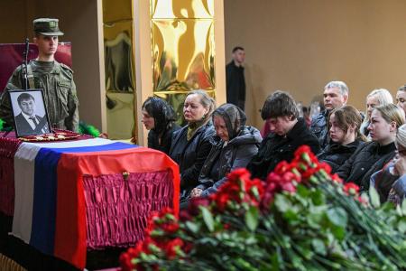 В Хакасии с воинскими почестями похоронили депутата Верховного Совета республики Дмитрия Иванова, погибшего при выполнении боевого задания в зоне СВО