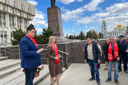 Тульский обком партии отметил День рождения В.И. Ленина массовыми возложениями цветов к памятникам и субботниками по всему региону