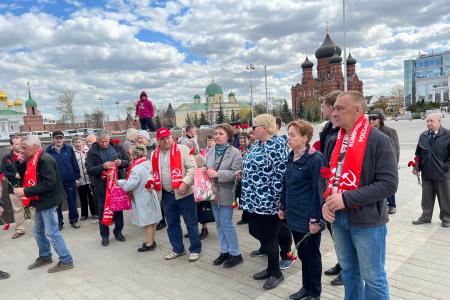 Тульский обком партии отметил День рождения В.И. Ленина массовыми возложениями цветов к памятникам и субботниками по всему региону