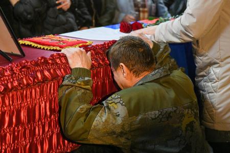 В Хакасии с воинскими почестями похоронили депутата Верховного Совета республики Дмитрия Иванова, погибшего при выполнении боевого задания в зоне СВО