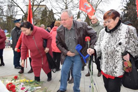 Лидер севастопольских коммунистов В.М. Пархоменко поздравил севастопольцев с Днем космонавтики