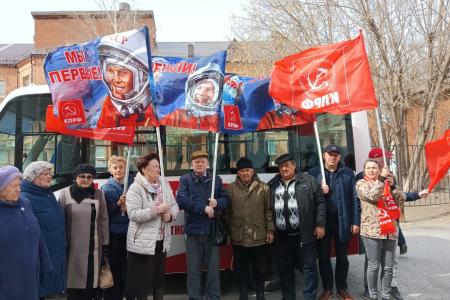 Тюменские коммунисты провели автопробег ко Дню космонавтики