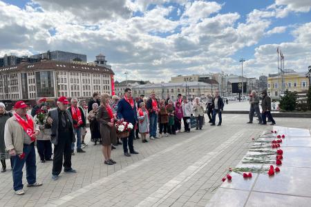 Тульский обком партии отметил День рождения В.И. Ленина массовыми возложениями цветов к памятникам и субботниками по всему региону
