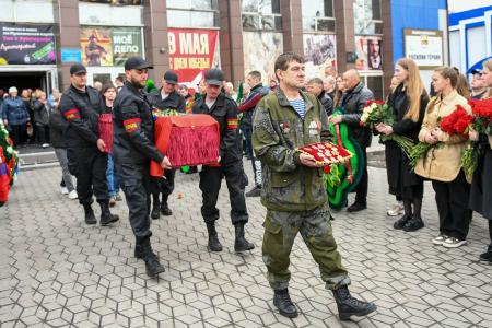 В Хакасии с воинскими почестями похоронили депутата Верховного Совета республики Дмитрия Иванова, погибшего при выполнении боевого задания в зоне СВО