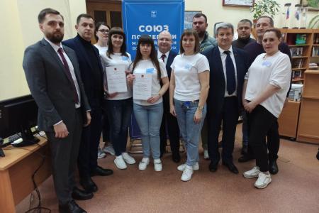 Белгородская область. Сергей Гаврилов вручил благодарности волонтерам «Союза поддержки матерей и жен военнослужащих» Старого Оскола
