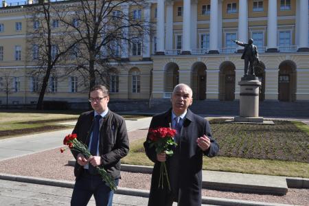 Коммунисты города трех революций провели мероприятие у Смольного
