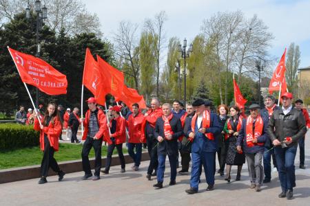 Коммунисты и комсомольцы Махачкалы почтили память вождя мирового пролетариата В.И. Ленина