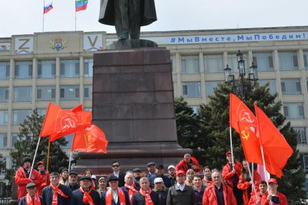 Коммунисты и комсомольцы Махачкалы почтили память вождя мирового пролетариата В.И. Ленина