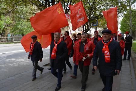Коммунисты и комсомольцы Махачкалы почтили память вождя мирового пролетариата В.И. Ленина